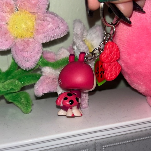 Cute littlest pet shop lady bug gen 4 series 3 Keychain with Flower Charm - Picture 2 of 7